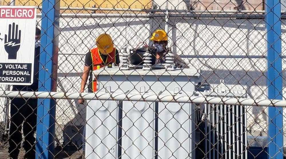 Técnico rebobinando los devanados de cobre de un transformador de distribución